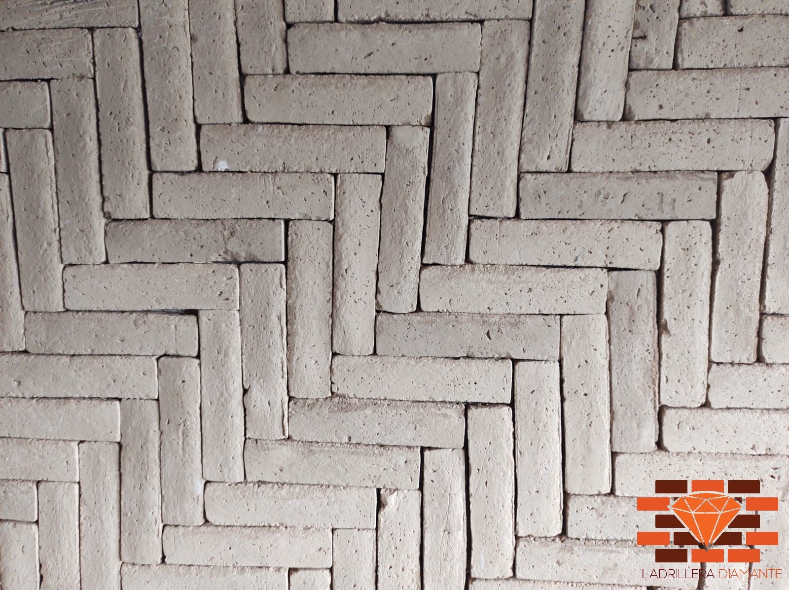 Adobes grandes para arcos en barro rojo