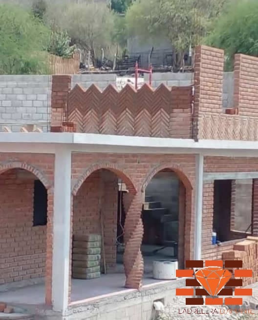 Adobes grandes para arcos en barro rojo