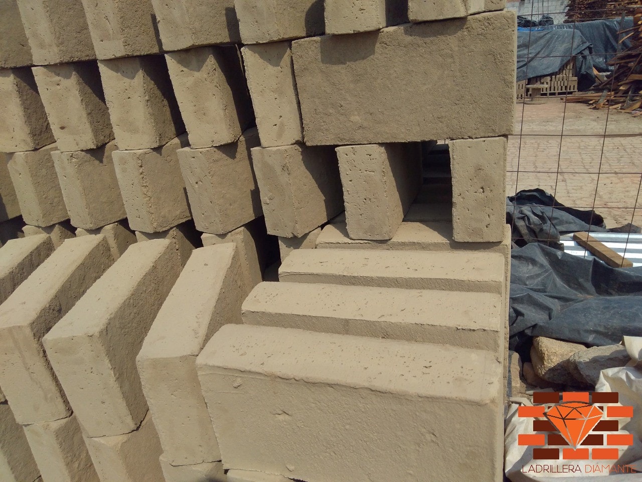 Adobes grandes para arcos en barro rojo