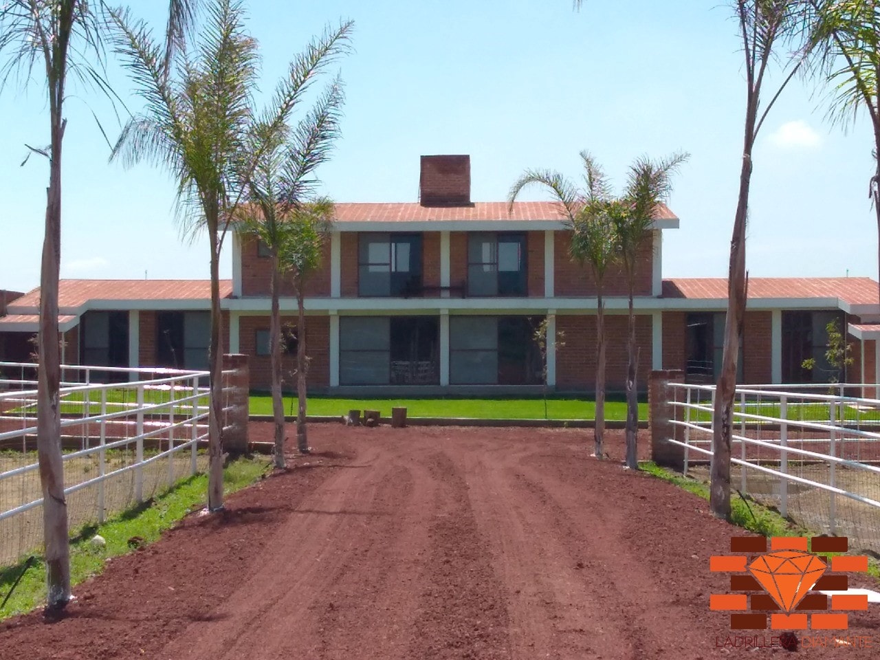 Adobes grandes para arcos en barro rojo