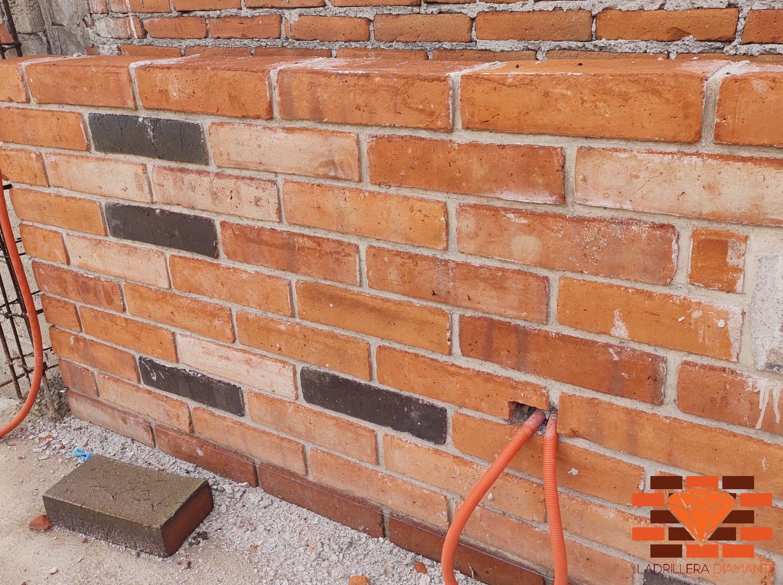 Adobes grandes para arcos en barro rojo