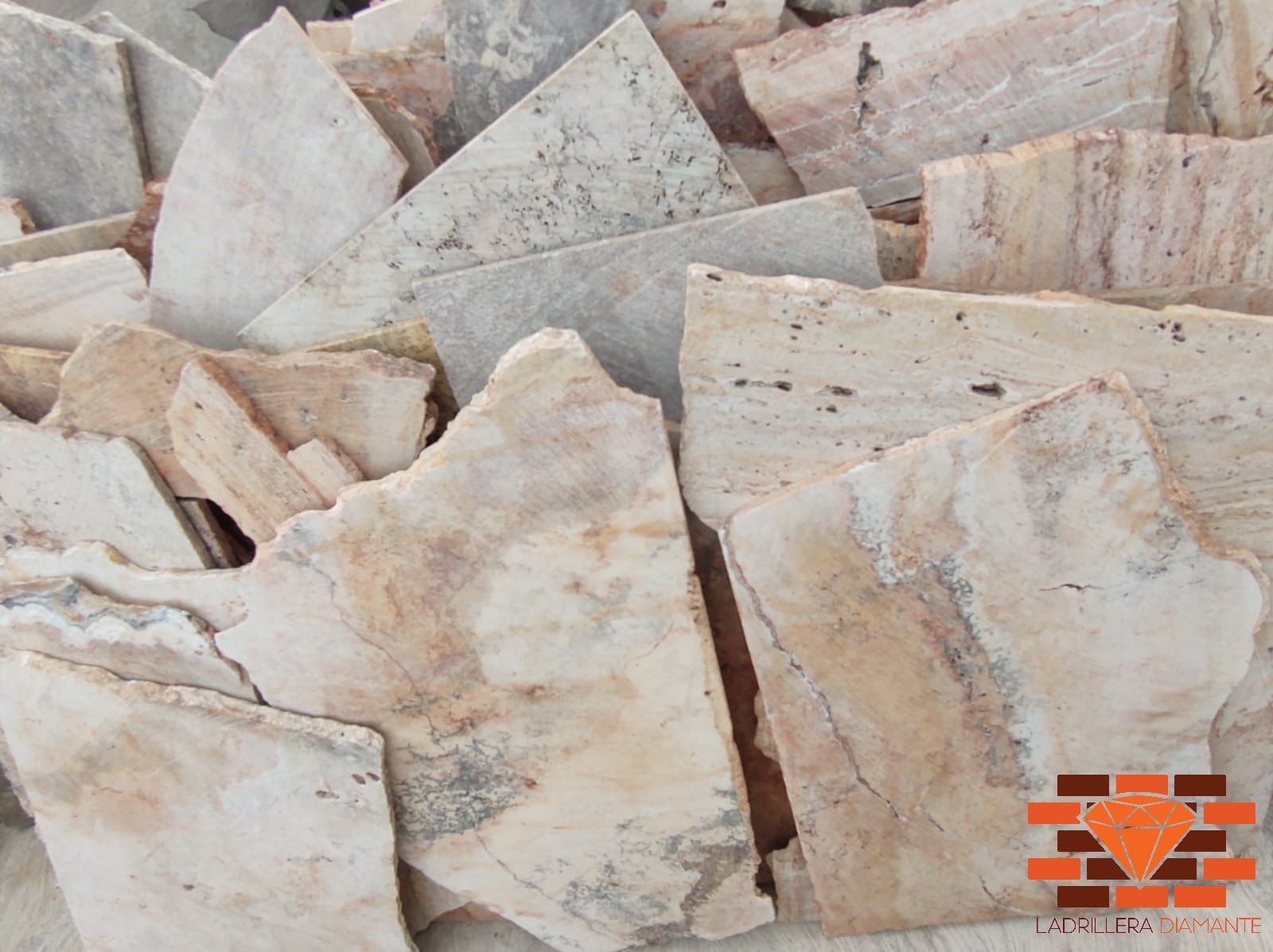 Adobes grandes para arcos en barro rojo