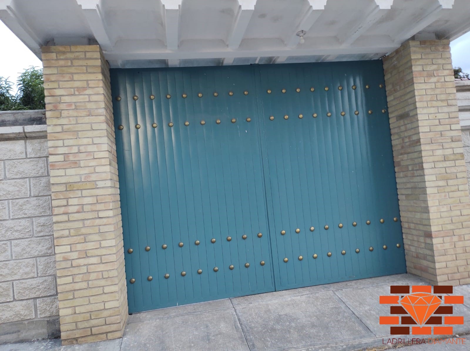 Adobes grandes para arcos en barro rojo