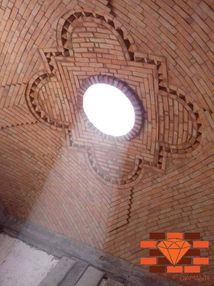 Adobes grandes para arcos en barro rojo