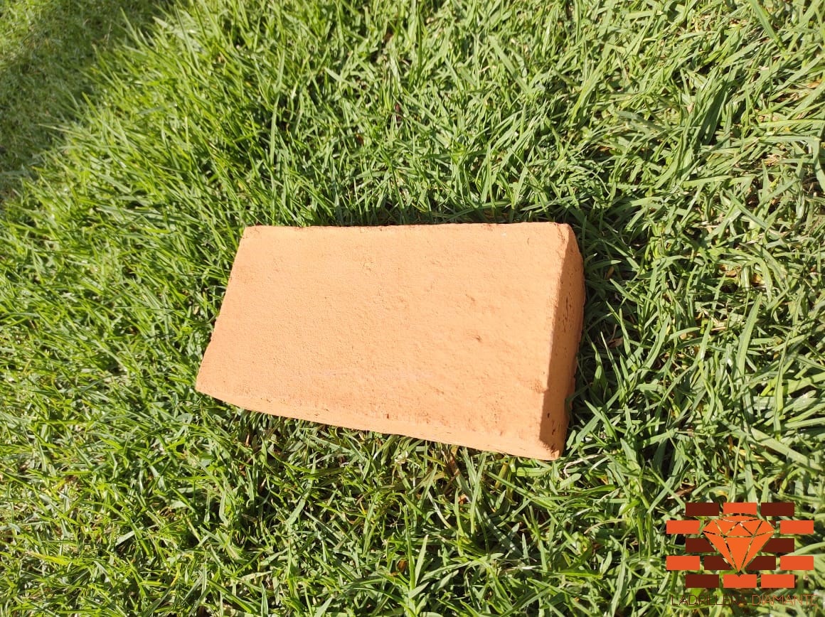 Adobes grandes para arcos en barro rojo