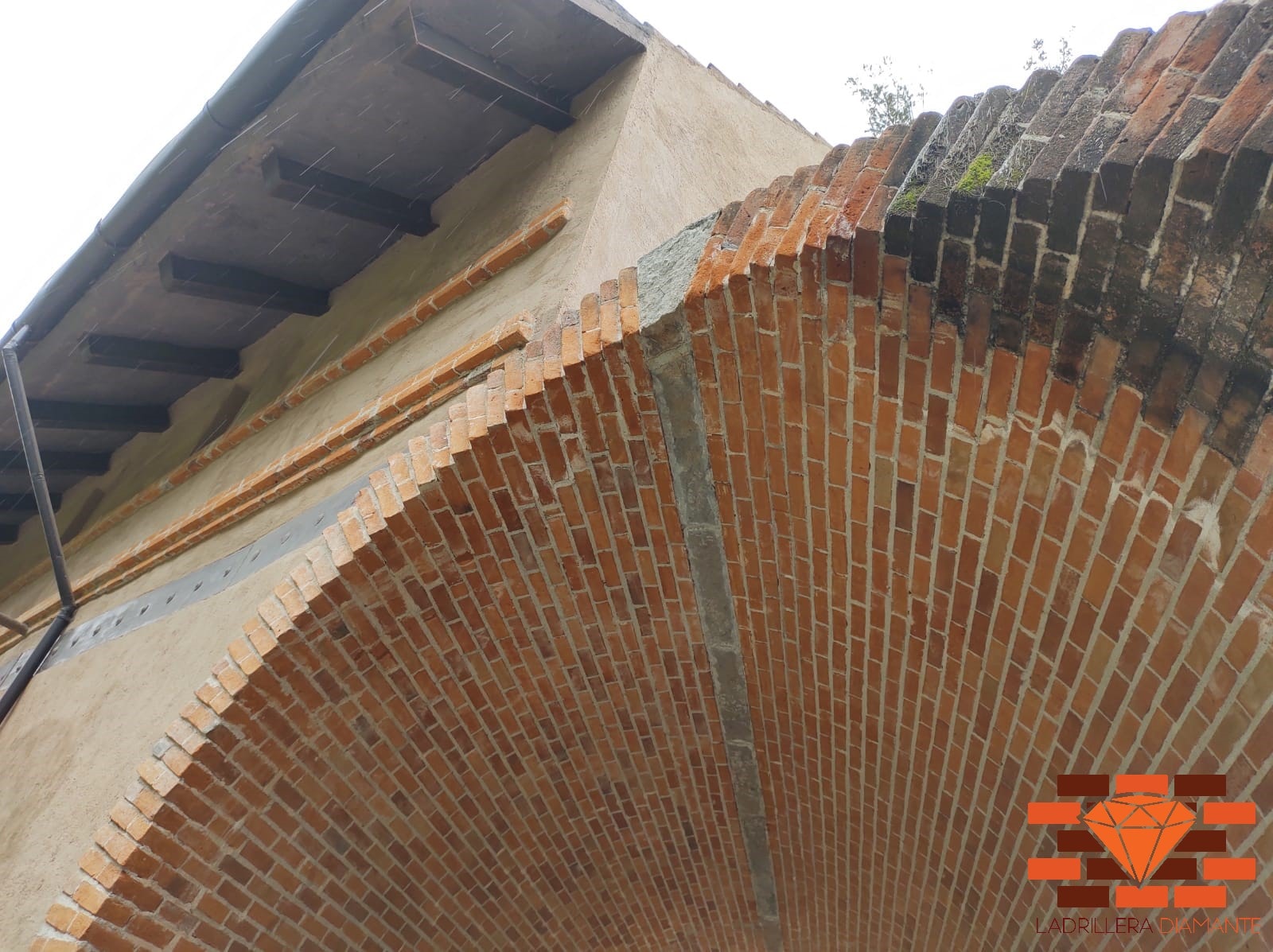 Adobes grandes para arcos en barro rojo