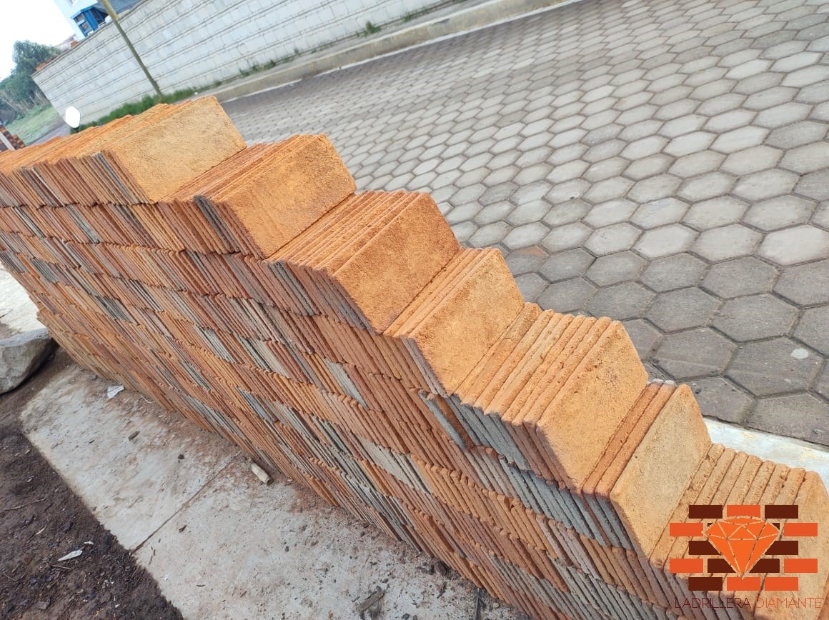 Adobes grandes para arcos en barro rojo