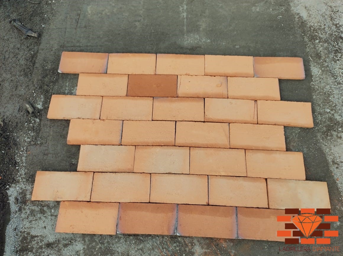 Adobes grandes para arcos en barro rojo