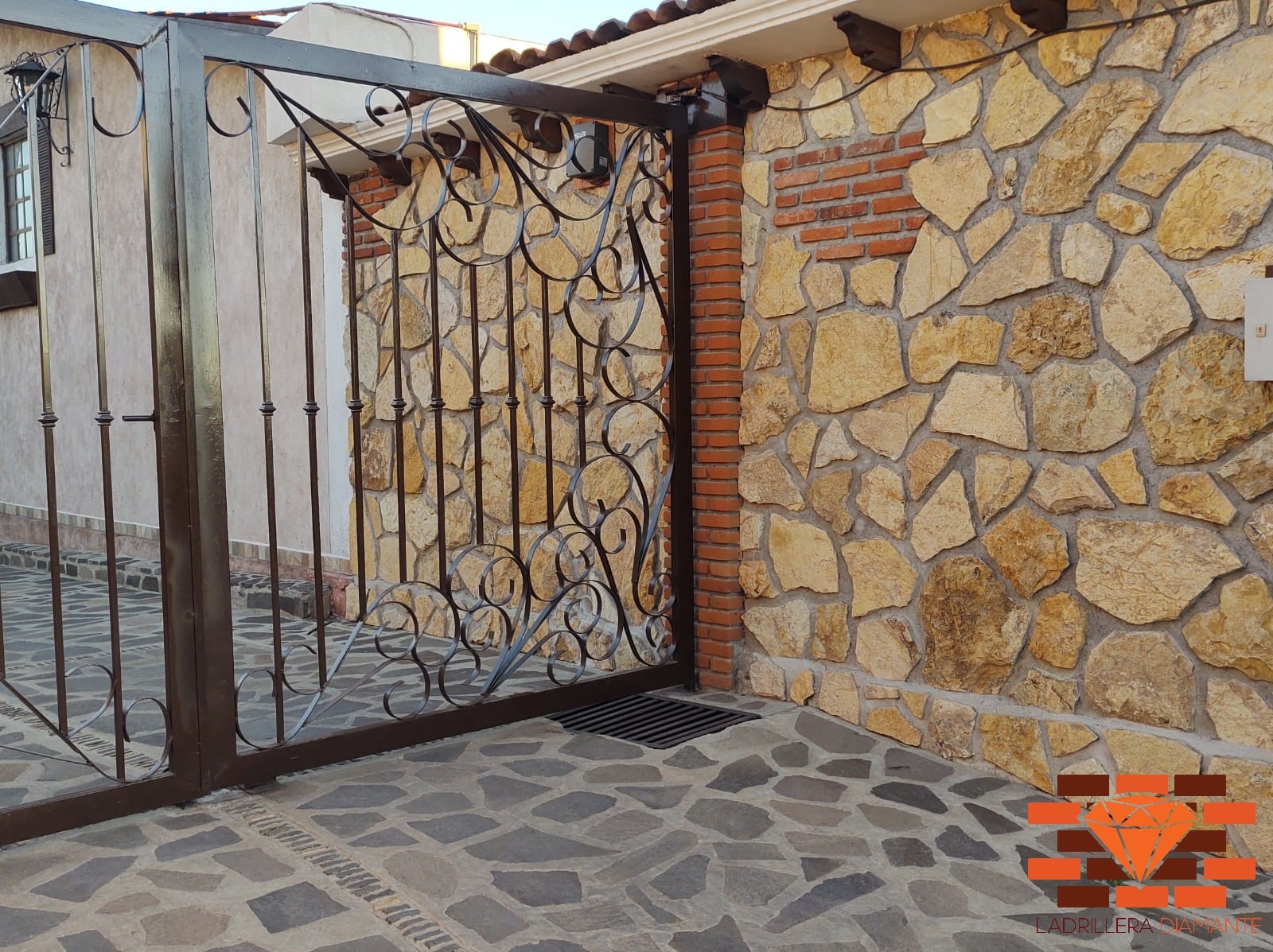 Adobes grandes para arcos en barro rojo