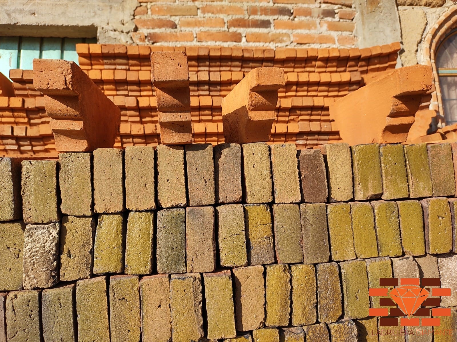 Adobes grandes para arcos en barro rojo