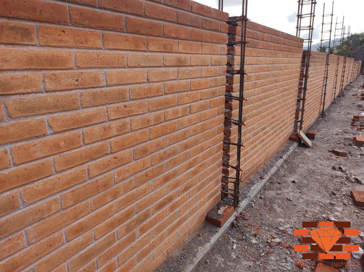 Adobes grandes para arcos en barro rojo