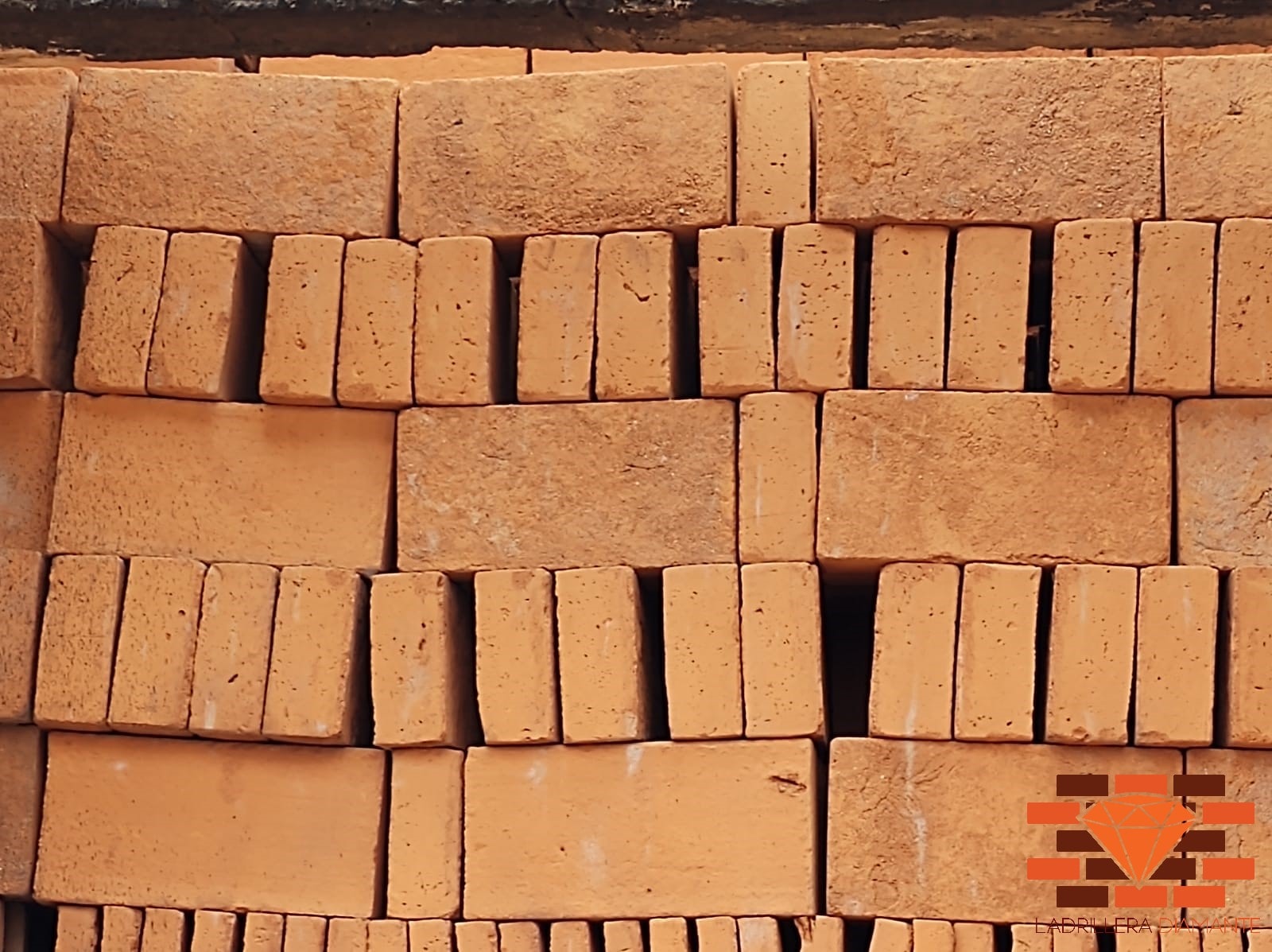 Adobes grandes para arcos en barro rojo